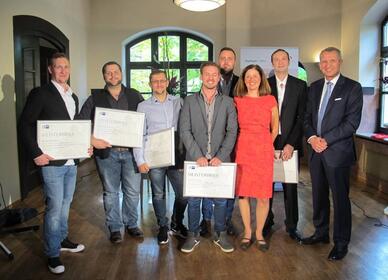 Industriemeister Papier- und Kunststoffverarbeitung erhalten Meisterurkunde