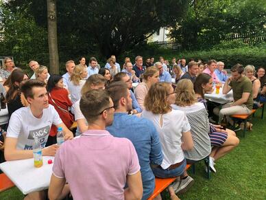 Netzwerkgrillen mit Studenten