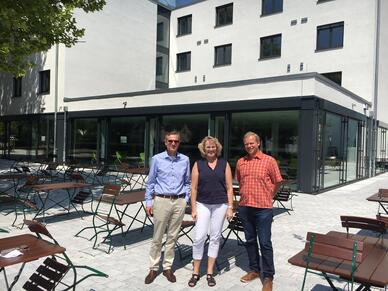 Auf dem Foto (v. l. n. r.): Dr. Thorsten Arl, Antje Schubert, Dieter Peter vor der neuen Mensa
