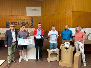 BayPapier-Geschäftsführer Dr. Torsten Arl (l.), Schulleiterin Antje Schubert (r.) und Fachleiter Dieter Peter (2.v.r) mit den Siegern des Publikumspreises: Johannes Bock (3.v.r), David Klein (3.v.l.) und Thomas Kramhöller (2.v.l.)