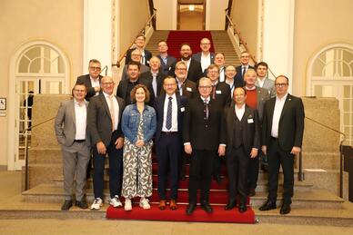 Parlamentarisches Frühstück im Bayerischen Landtag – Einigkeit zwischen Industrie und Freien Wähler bei der Frage der radikalen Reduzierung von Bürokratie