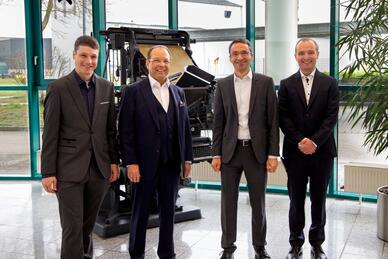 Praxisnahe Einblicke in die Papierverarbeitung: Ministeriumsvertreter im Austausch mit dem Mittelstand